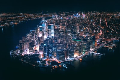 夜间城市建筑鸟瞰图
